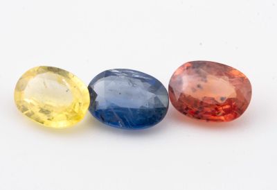trois pierres précieuses de couleurs différentes sur un fond blanc