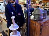 de nombreux articles exposés dans un magasin