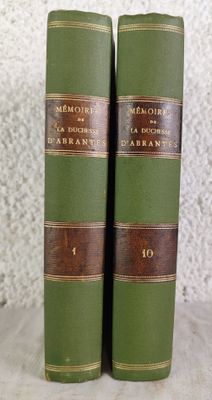 deux livres verts posés l'un à côté de l'autre sur une table