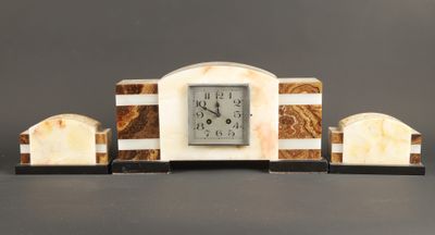 une horloge posée sur une table