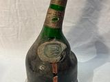 une bouteille de vin posée sur une table