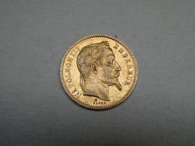 a close up of a gold coin with a man ' s face on it