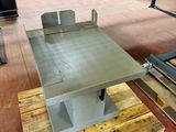 une table posée sur une palette dans un entrepôt