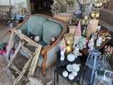 une pièce avec un canapé, un fauteuil, une table et d'autres objets posés par terre