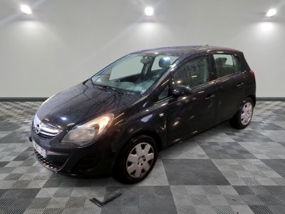 la photo d'une petite voiture noire garée sur un sol en damier