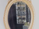 un miroir accroché au mur d'une pièce
