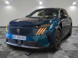 l'avant d'une voiture bleue dans une pièce au sol à carreaux