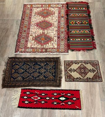 plusieurs tapis disposés sur un parquet