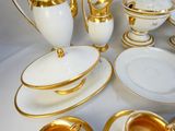 un dressage de table blanc et doré, orné de bordures dorées
