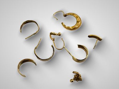 un ensemble composé de cinq boucles d'oreilles « ear cuff » en or et d'une paire de boucles d'oreilles