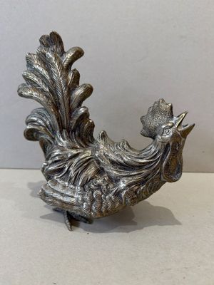 un oiseau argenté coiffé d'une couronne