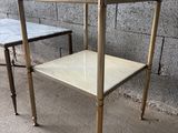 paire de tables d'appoint en laiton et marbre
