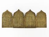 quatre plaques en laiton de tailles et de formes différentes sur une surface blanche