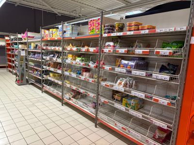 de nombreux rayons de produits alimentaires en vente dans le magasin
