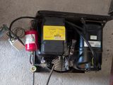 vue de dessus d'un boîtier contenant un appareil électrique et un tuyau