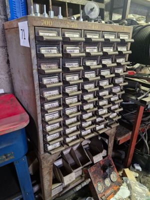 une image représentant une pièce remplie d'une multitude d'objets divers