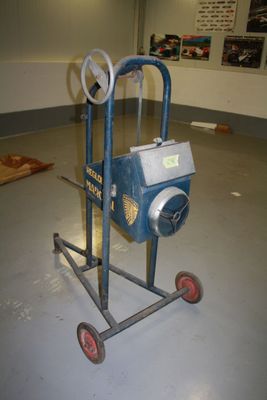 a small machine that is sitting on the floor