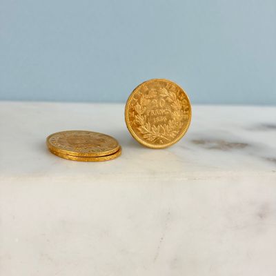 une pièce d'or posée sur un plan de travail en marbre