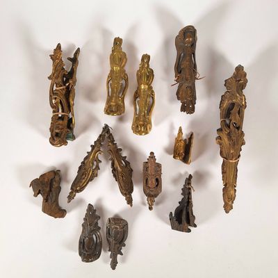 de nombreuses petites figurines en bronze posées sur une surface blanche