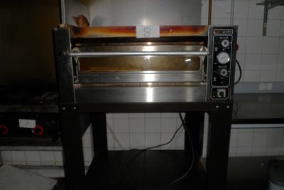 une image d'un four à pizza commercial dans une cuisine