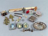 un grand nombre d'objets posés sur une table