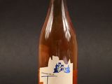 une bouteille de vin posée sur une table