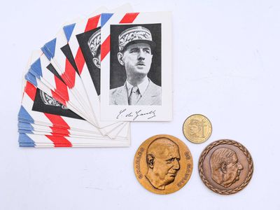 une image représentant un tas de pièces de monnaie et la photo d'un homme