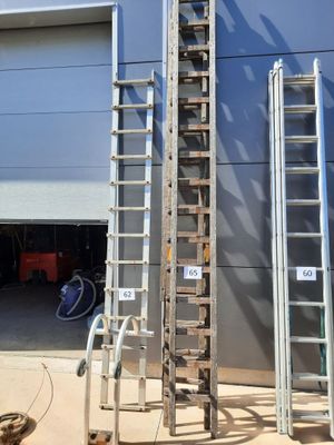 une échelle appuyée contre un immeuble