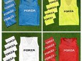 quatre modèles différents de t-shirts portant l'inscription « forza »