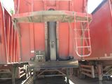 un wagon rouge immobilisé sur les rails