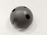 une image représentant un petit objet gris sur une surface blanche