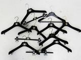 six suspensions de lustre portant le logo « lustre » sur un fond blanc