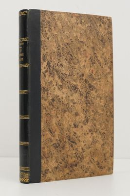 un vieux livre à la couverture noire et aux bords dorés