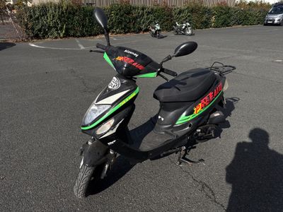 un scooter garé dans un parking