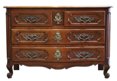 COMMODE en bois fruitier mouluré, à façade cintrée, ouvre à …