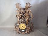 une horloge sur laquelle est représentée une statue de deux chérubins