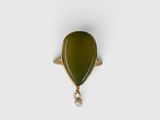 une bague en or sertie d'une pierre verte et d'une perle