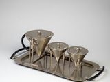 une image représentant un plateau en argent sur lequel sont posées quatre tasses