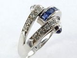 gros plan d'une bague en diamant et saphir sur une surface blanche