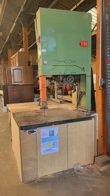 une machine qui se trouve à l'intérieur d'un bâtiment