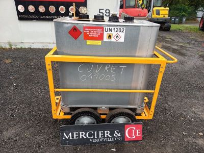 un grand conteneur métallique posé sur un chariot