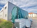 un grand bâtiment recouvert d'une bâche verte