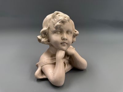 une petite figurine représentant une petite fille allongée par terre