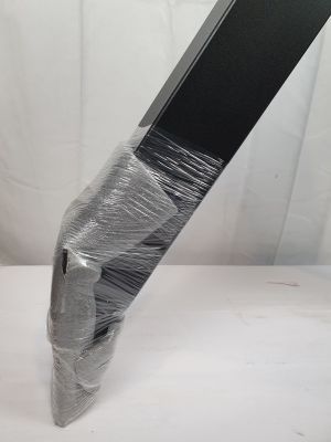 un grand couteau emballé dans du plastique, posé sur une table