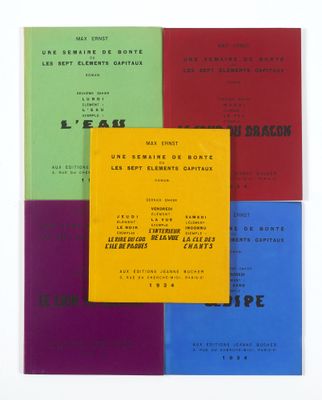 quatre livres de couleurs différentes sont empilés les uns sur les autres