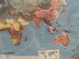 une carte du monde accrochée au mur d'une pièce