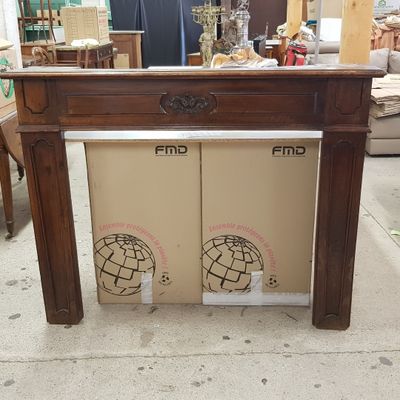 une table sur laquelle sont posées deux portes