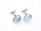 une paire de boutons de manchette en argent et nacre