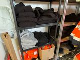 une pièce où il y a beaucoup de vêtements sur les étagères