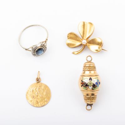 une collection de bijoux comprenant une bague, un pendentif et une broche